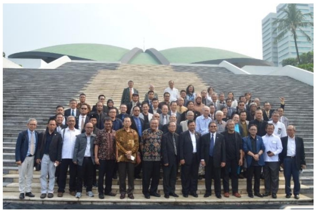 Peran dan Kontribusi Alumni pada Masyarakat dan Profesinya